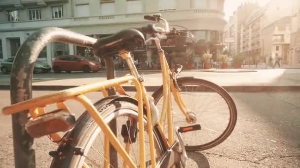 Grenoble Franciaország 2023 Június Sárga Városi Kerékpár Bérlése — Stock videók