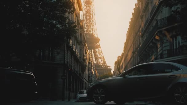 Silhouetten Fahrender Cas Und Des Eiffelturms — Stockvideo