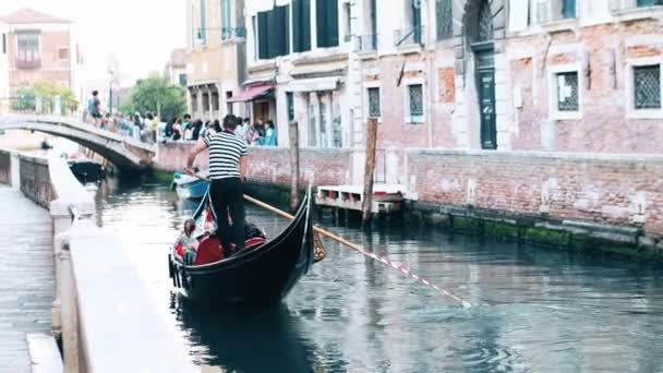 Okända Människor Rider Längs Kanalen Gondol Venedig — Stockvideo