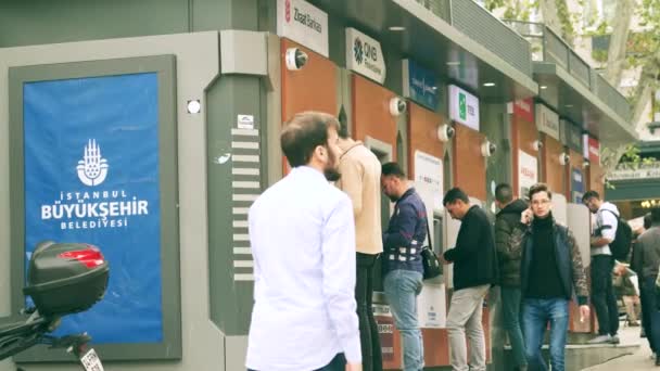 Istanbul Turkey Mei 2023 Orang Menarik Uang Tunai Dari Atm — Stok Video