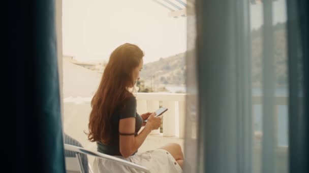 Bir Kadın Akıllı Telefonunu Kullanır — Stok video