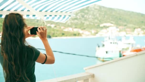 Hermosa Mujer Toma Fotos Del Paisaje Mediterráneo — Vídeos de Stock