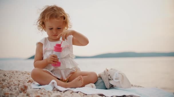 Kıvırcık Küçük Kız Sabun Köpüğü Yapıyor — Stok video