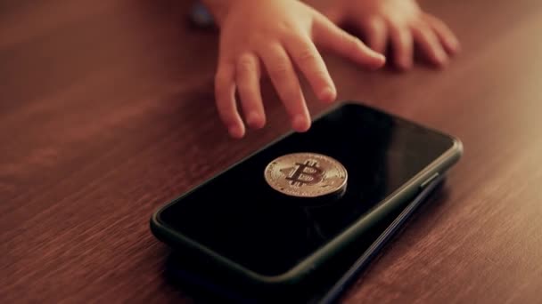 Hermosa Niña Rubia Juega Con Bitcoin — Vídeos de Stock