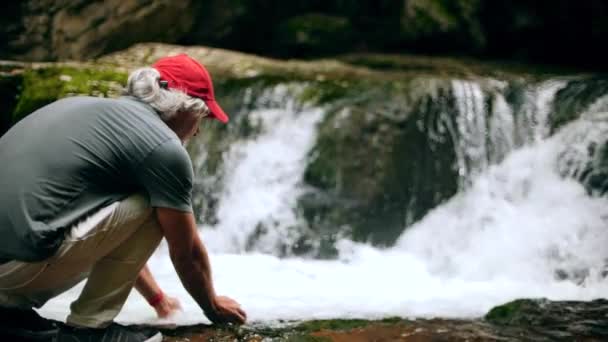 ハンサムな男性旅行者は彼の顔を洗う — ストック動画