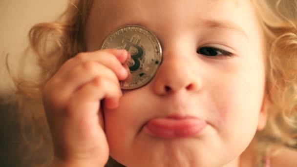 かわいい少女はビットコインのトークンやコインで再生します — ストック動画