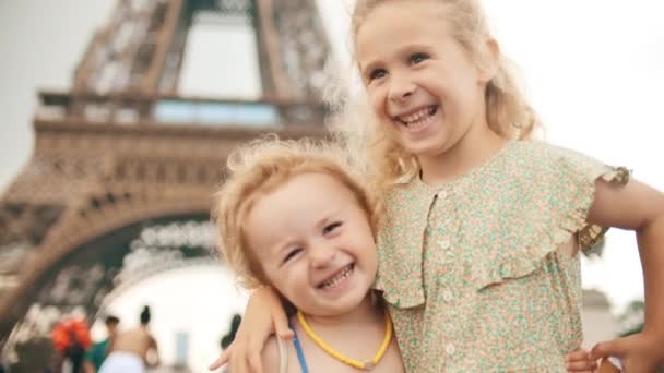 Sorelle Abbracciano Posano Alla Torre Eiffel — Video Stock