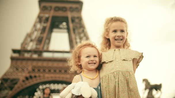 Irmãzinhas Abraçam Posam Famosa Torre Eiffel — Vídeo de Stock