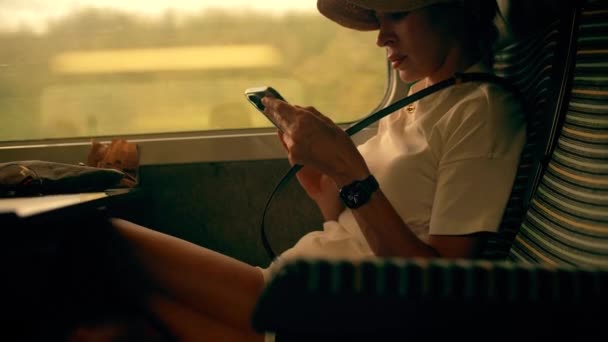 Belle Femme Utilise Son Smartphone — Video