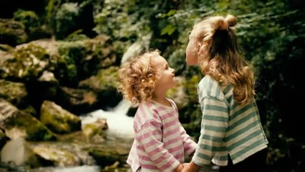 Małe Siostry Się Przytulają — Wideo stockowe