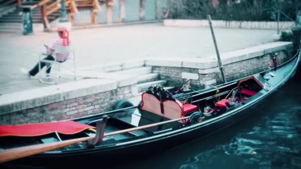 Okänd Gondolier Väntar Passagerare Venedig — Stockvideo