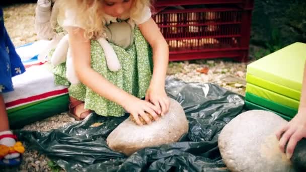 Menina Aprende Fazer Farinha Pão — Vídeo de Stock