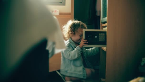 Κοριτσάκι Παίζει Ένα Χρηματοκιβώτιο — Αρχείο Βίντεο