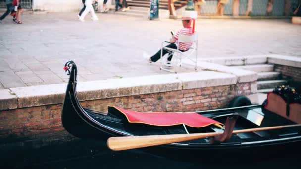 Okänd Gondolier Väntar Passagerare Venedig — Stockvideo