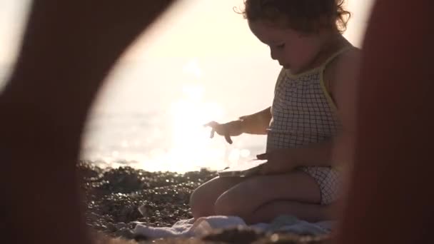 Gadis Kecil Yang Lucu Menggunakan Smartphone — Stok Video
