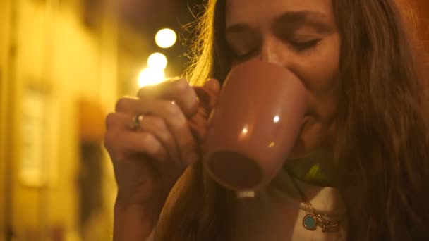Una Bella Donna Beve Caldo Caffè — Video Stock