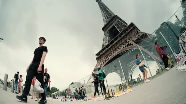 Párizs Franciaország 2023 Június Afrikai Migránsok Ajándékokat Szuveníreket Adnak — Stock videók