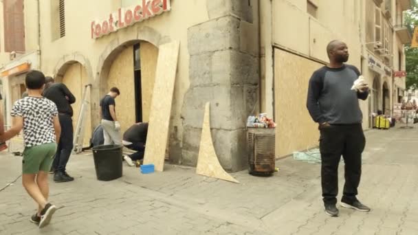 Grenoble Francie Června2023 Dělníci Opravují Rozbité Obchody — Stock video