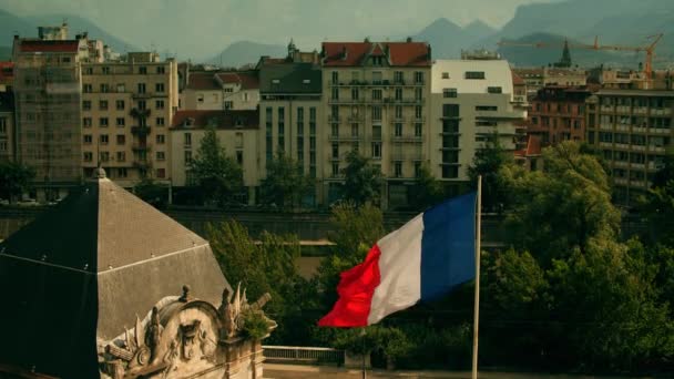 Κυματιστή Σημαία Της Γαλλίας Στη Γκρενόμπλ — Αρχείο Βίντεο