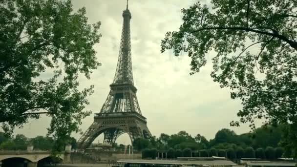 Eiffel Tower Seen Bank — Stock Video