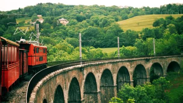 Červený Vlak Jede Malebném Mostě — Stock video