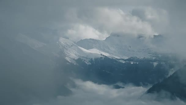 Kabut Dan Awan Melengkung Atas Lembah Yang Indah Pegunungan Alpen — Stok Video