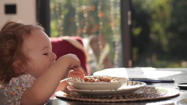 Küçük Tatlı Kız Kahvaltı Yapıyor — Stok video