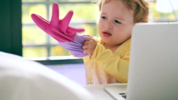 Zabawna Dziewczynka Nosi Gumową Rękawiczkę — Wideo stockowe