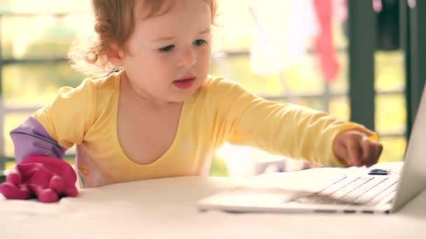 Gadis Kecil Memakai Sarung Tangan Karet Bekerja Pada Laptop — Stok Video