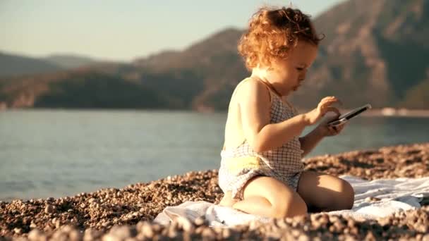 现代手机上有趣的小女孩滚动应用程序 — 图库视频影像