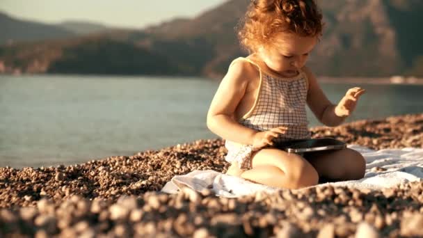 Imádnivaló Kislány Tekercsek App Modern Okostelefon — Stock videók