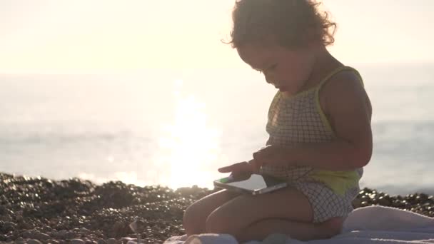 Petite Fille Mignonne Utilise Smartphone — Video