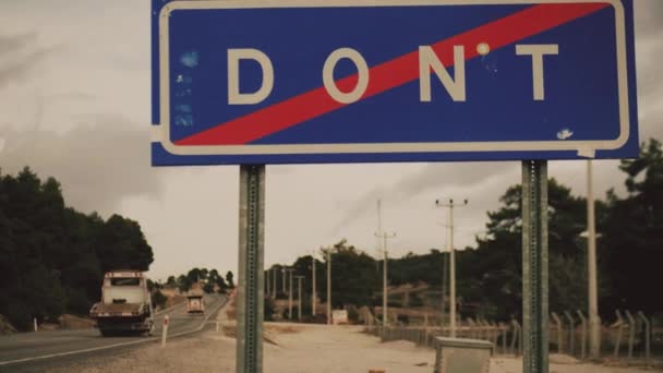 DontまたはDontはトルコのタウンロードサインを横断しました — ストック動画