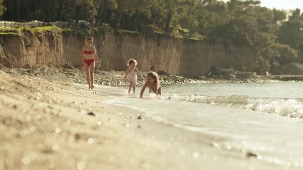Anne Çocukları Deniz Sahilinde Birlikte Vakit Geçiriyorlar — Stok video