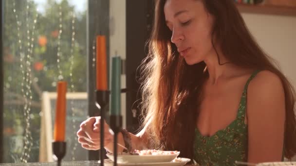 Güzel Bir Genç Kadın Kahvaltı — Stok video