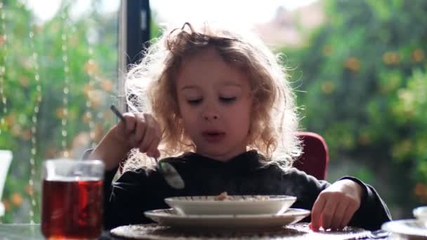 Küçük Kız Sağlıklı Kahvaltısını Yiyor — Stok video