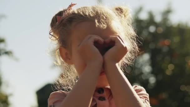 Petite Fille Mignonne Fait Une Forme Coeur — Video
