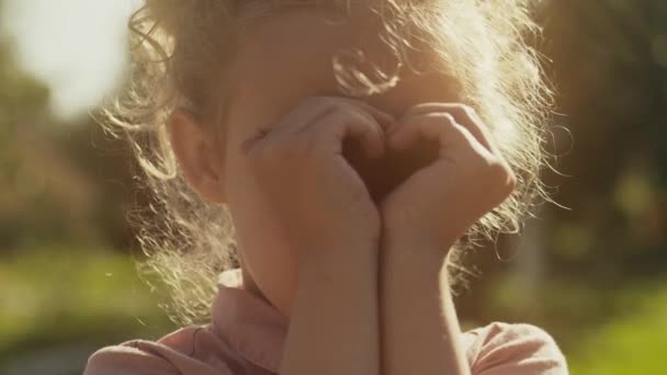 Nettes Kleines Mädchen Macht Eine Herzform — Stockvideo