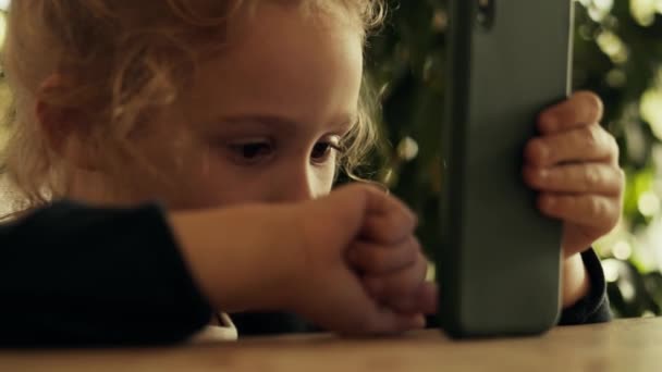 Μικρό Ξανθό Κορίτσι Χρησιμοποιεί Smartphone — Αρχείο Βίντεο