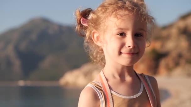Playful Uśmiechnięta Dziewczynka Robi Zdjęcia Aparatem Zabawka — Wideo stockowe