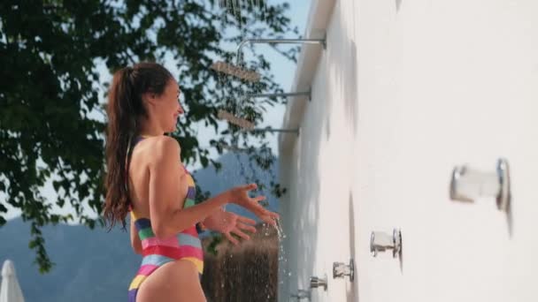 Schöne Frau Gestreiften Badeanzug Unter Der Dusche — Stockvideo