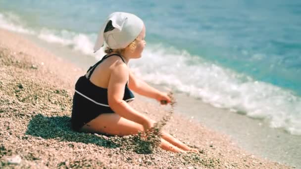 Menina Feliz Brinca Com Calhau Praia — Vídeo de Stock
