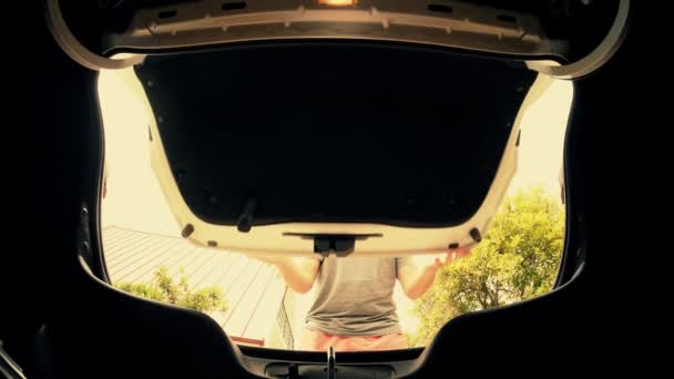 Ein Mann Bekommt Angst Nachdem Den Kofferraum Geöffnet Hat — Stockvideo
