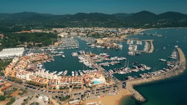 帆船でいっぱいの豪華マリーナの空想的な眺め — ストック動画