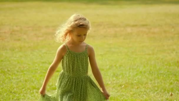 Yeşil Elbiseli Düşünceli Küçük Sarışın Kız — Stok video