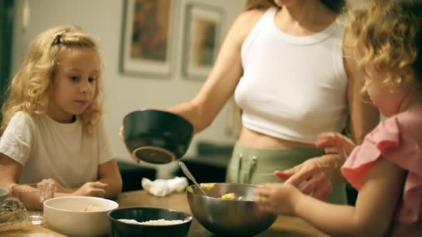 Mamá Sus Dos Hijas Cocinan Juntas — Vídeos de Stock