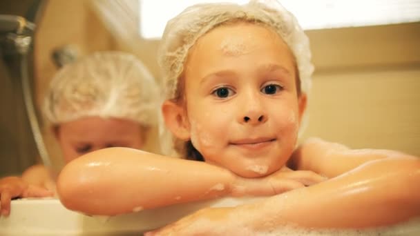 Vrolijke Kleine Zusjes Wassen Badkamer — Stockvideo