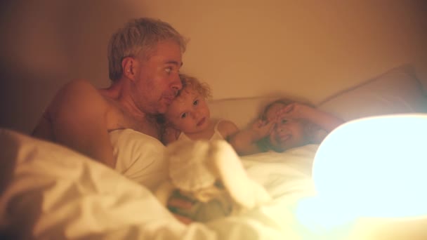 Ayah Menceritakan Dongeng Sebelum Tidur Kepada Anak Anaknya — Stok Video