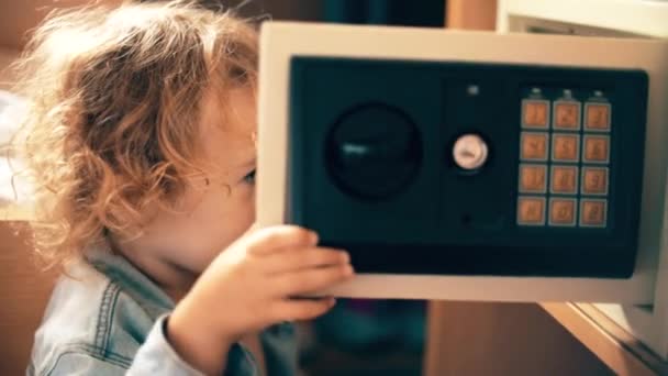 Küçük Kız Kasa Kapısını Kapatıyor — Stok video