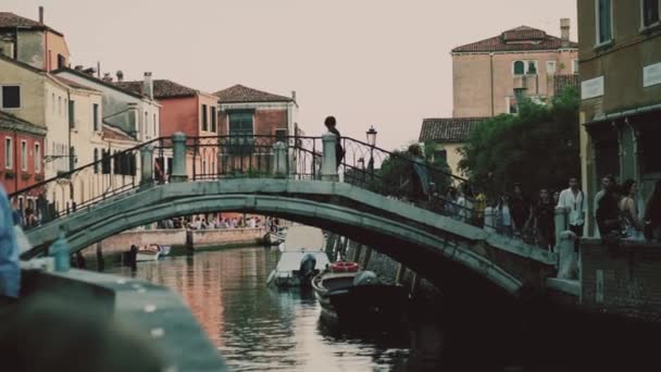 Venedig Italien Mai 2023 Kleine Fußgängerbrücke — Stockvideo